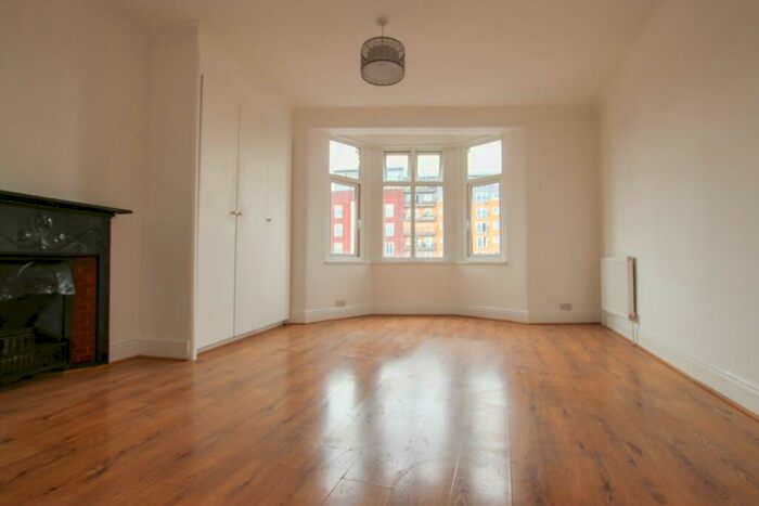 3 Bedroom Flat To Rent In Ross Parade, Wallington, SM6