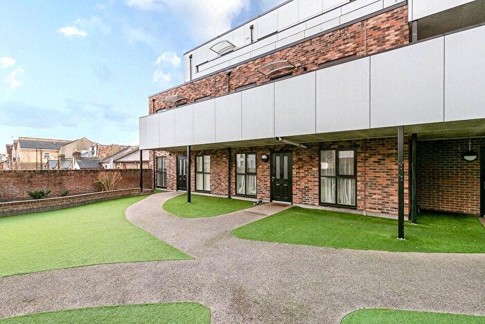 2 Bedroom Apartment For Sale In Sanderstead Road, South Croydon, Surrey, CR2