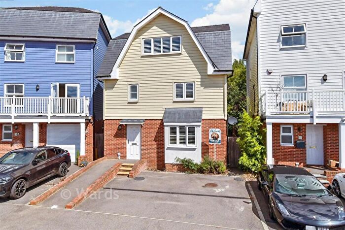 4 Bedroom Detached House For Sale In Carmelite Road, Aylesford, Kent, ME20