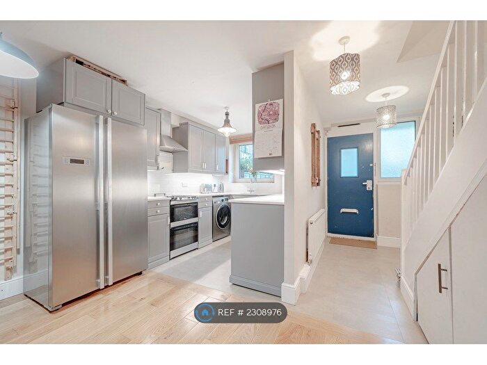 2 Bedroom Maisonette To Rent In Townsend House, London, SE1