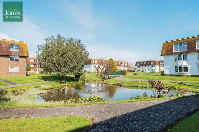 2 Bedroom Flat To Rent In Westlake Gardens, Tarring, Worthing, West Sussex, BN13