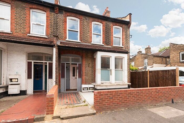 3 Bedroom Maisonette For Sale In Morley Road, London, E10
