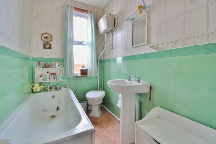 2 Bedroom Detached Bungalow For Sale In Fareham Park Road, Fareham, PO15