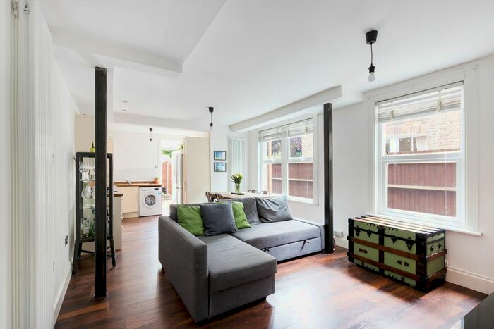 2 Bedroom Flat To Rent In Estreham Road, London SW16