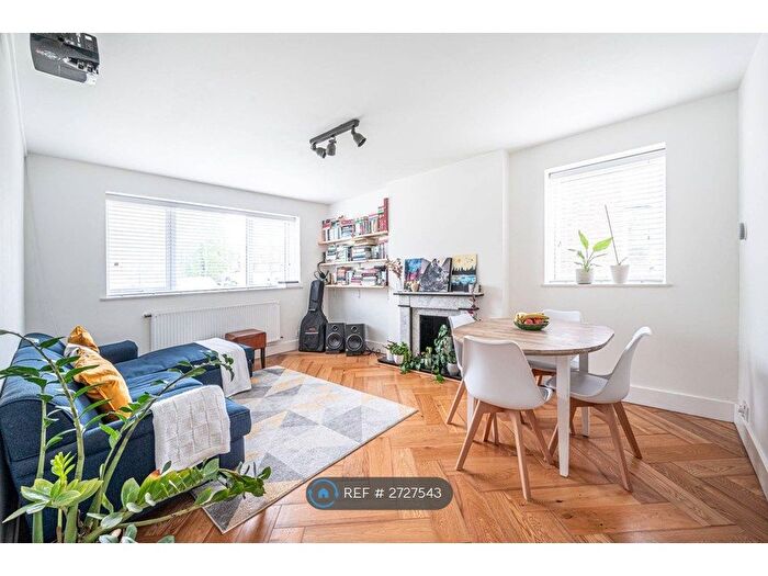 2 Bedroom Flat To Rent In Crathorne House, London, N2