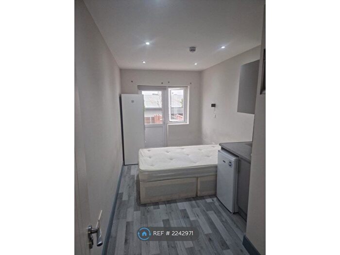 Studio To Rent In Summit Road, Northolt, UB5