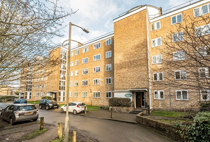 3 Bedroom Flat For Sale In Innes Gardens, London, SW15