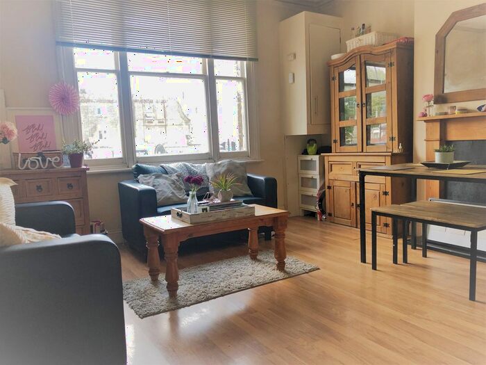 3 Bedroom Flat To Rent In Edgeley Lane, London, SW4