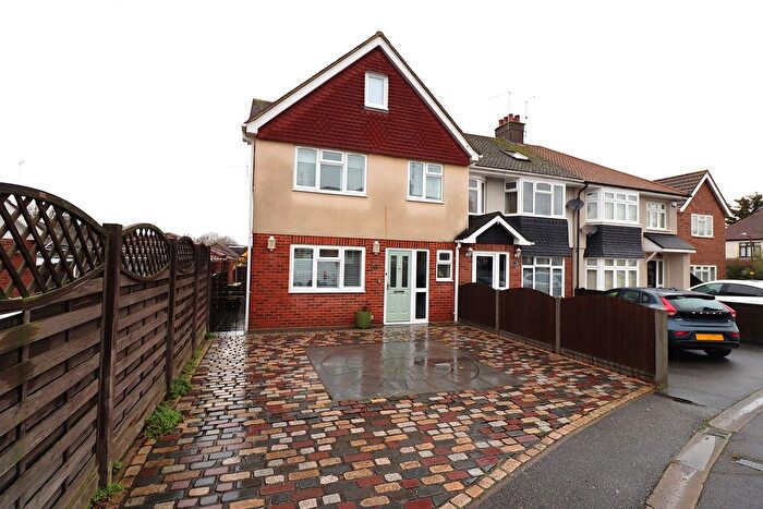 4 Bedroom Terraced House For Sale In Marina Avenue, Rayleigh, SS6