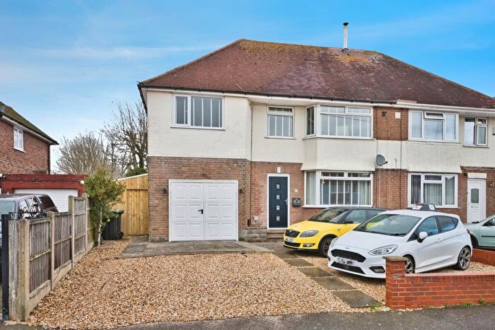 4 Bedroom Semi Detached House For Sale In Eliotts Drive, Yeovil, BA21