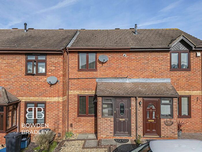2 Bedroom Terraced House For Sale In Hazelwood Park Close, Chigwell, IG7