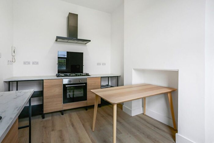 3 Bedroom Maisonette To Rent In Ferndale Road, Brixton, SW9
