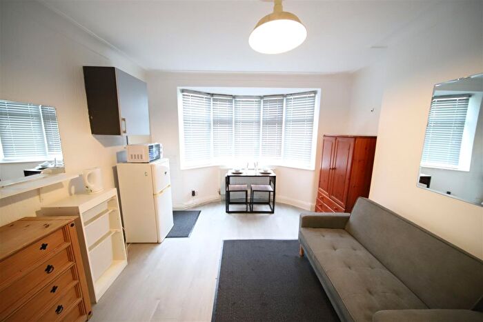 Studio To Rent In Osidge Lane, London, N14