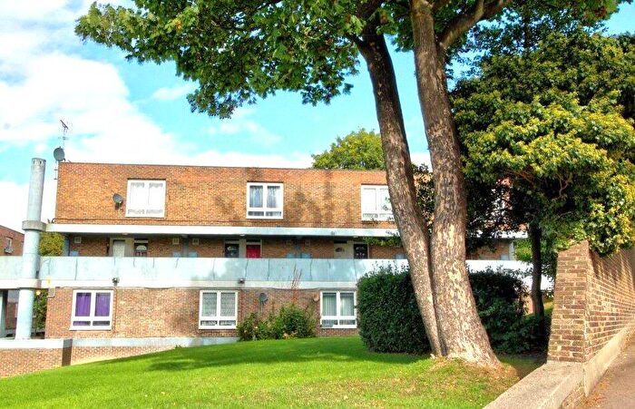 Maisonette To Rent In Melville Court, Chatham, Kent, ME4