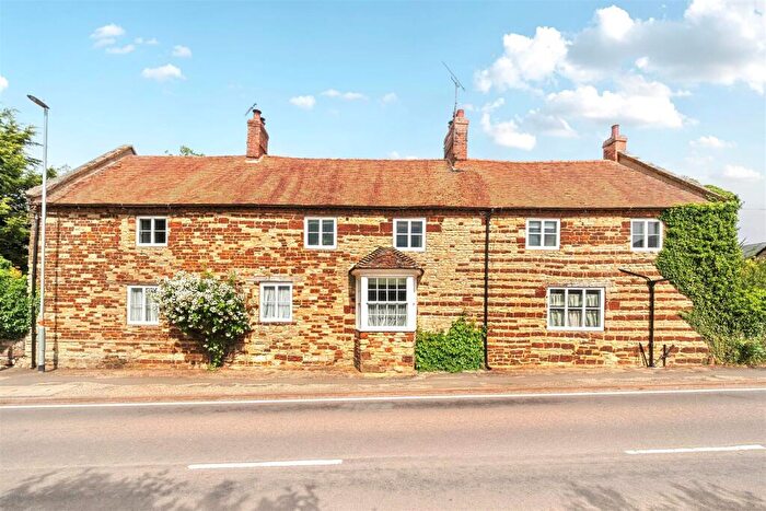 5 Bedroom Detached House To Rent In Northampton Road, Blisworth, NN7