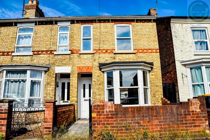 3 Bedroom Semi-Detached House To Rent In Gratton Road, Bedford, Bedfordshire, MK40