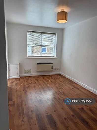 Studio To Rent In Hayden Court, Glossop, SK13