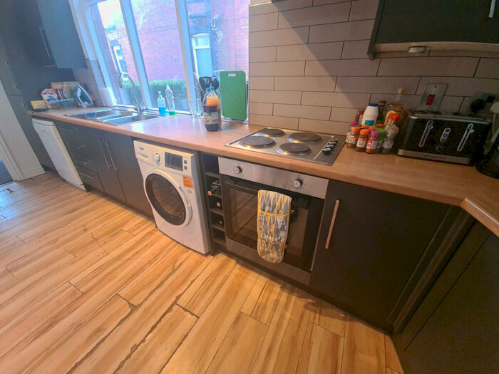5 Bedroom House To Rent In Manor Drive, Leeds, LS6