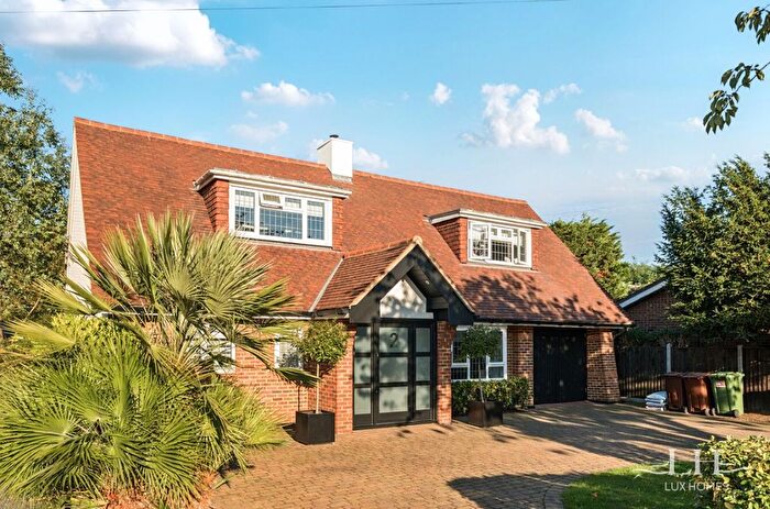 4 Bedroom Bungalow For Sale In Gidea Avenue, Romford, RM2