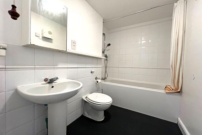 1 Bedroom Flat To Rent In Sheerness Mews, E16