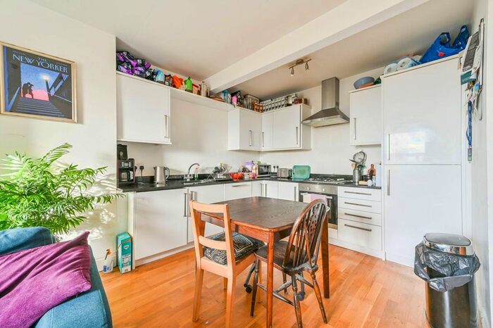2 Bedroom Flat To Rent In Central Hill, Crystal Palace, London, SE19