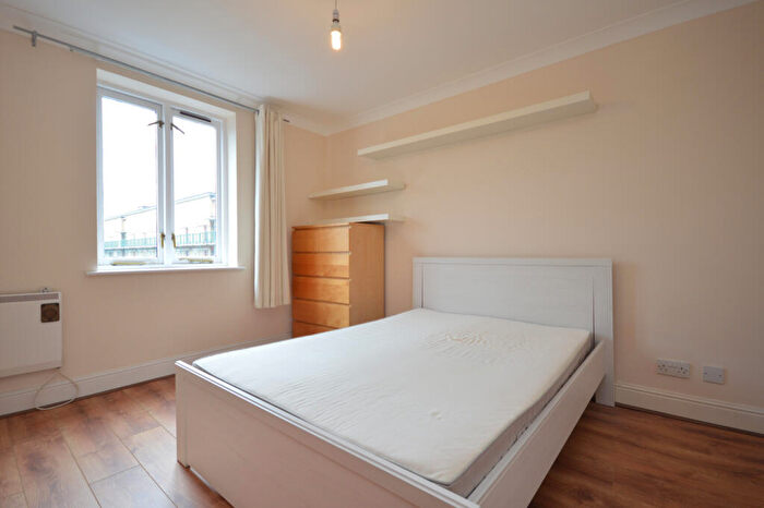 2 Bedroom Flat To Rent In Peninsula Court, Canary Wharf, E14