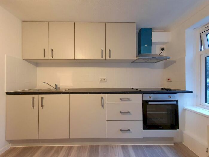 3 Bedroom Flat To Rent In Ashleigh Lodge, Warminster Road, London, SE25