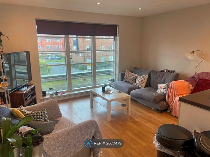 3 Bedroom Flat To Rent In Mayfield House, London, SW17