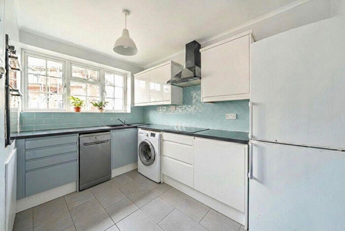 4 Bedroom Flat To Rent In Grove Crescent, London, KT1