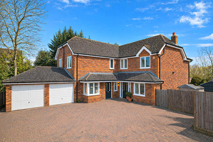 5 Bedroom Detached House For Sale In Athenia Close, Goffs Oak, EN7