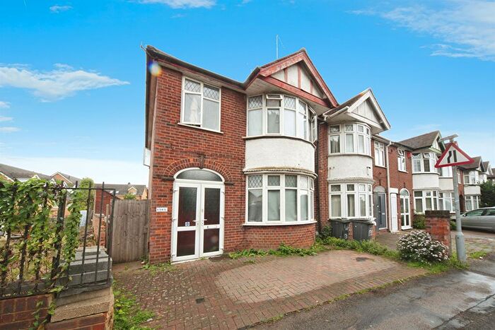 3 Bedroom Semi-Detached House For Sale In Old Bedford Road, Luton, LU2