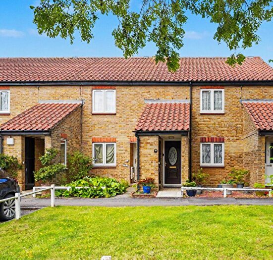 1 Bedroom Maisonette For Sale In Naylor Grove, Enfield, EN3