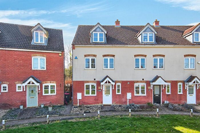 3 Bedroom End Of Terrace House For Sale In Garwood Crescent, Grange Farm, Milton Keynes, MK8