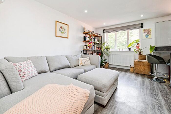 1 Bedroom Flat For Sale In Latimer Drive, Hornchurch, RM12