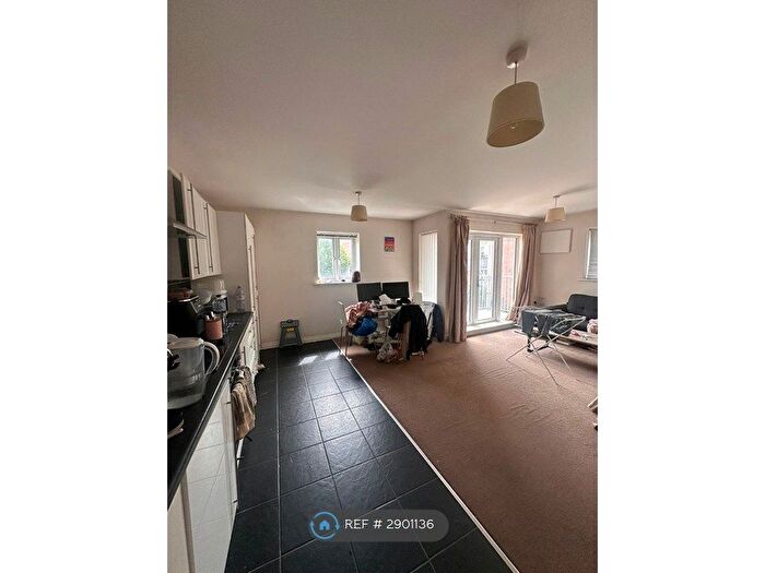 2 Bedroom Flat To Rent In Ashdown House, Reading, RG30