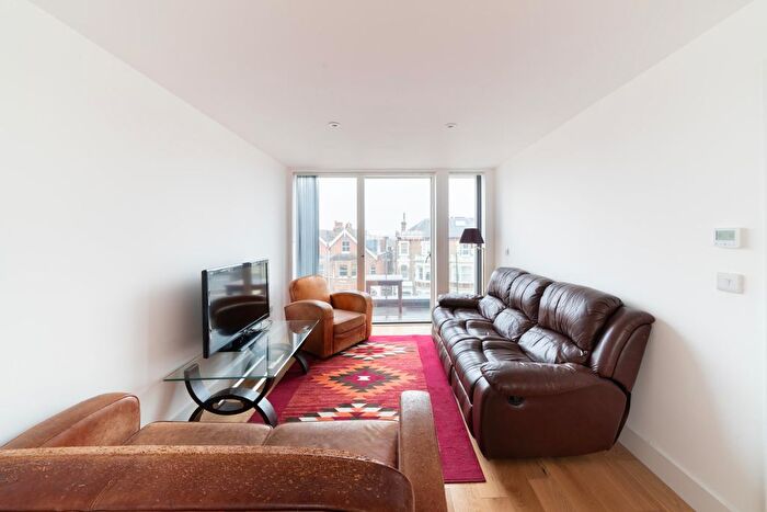 2 Bedroom Flat To Rent In Worple Road, Raynes Park, SW20