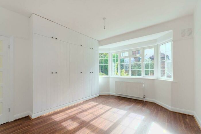 2 Bedroom Flat To Rent In Ditton Lawn, Thames Ditton, KT7