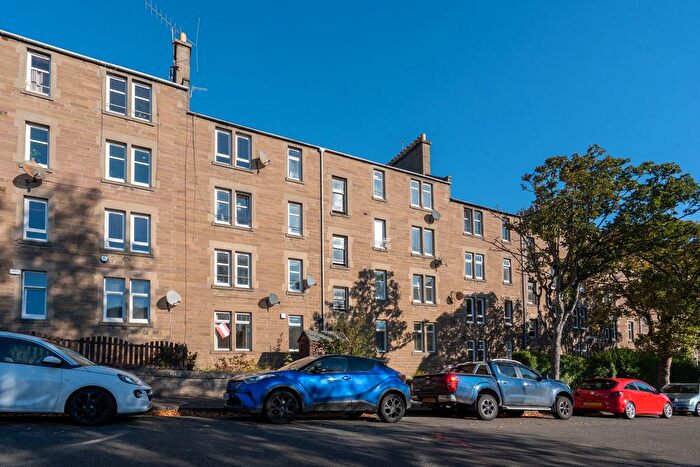 2 Bedroom Flat To Rent In Scott Street, Dundee, Angus, DD2