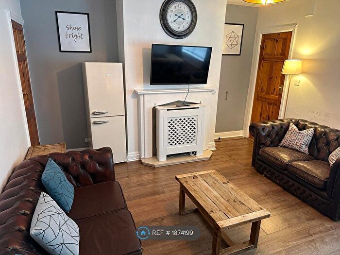 4 Bedroom Semi-Detached House To Rent In Cross Flatts Grove, Leeds, LS11