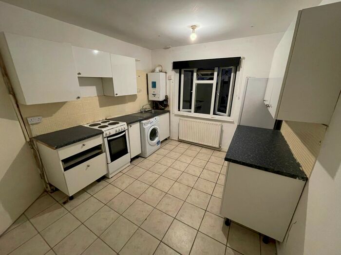 2 Bedroom Flat To Rent In Milne Park, New Addington CR0