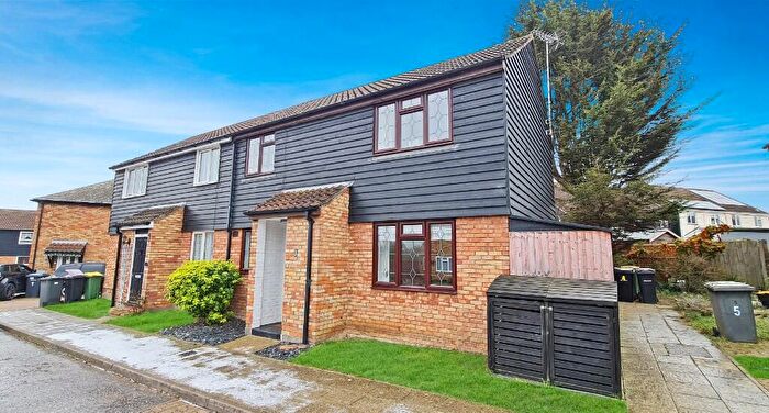 3 Bedroom Semi Detached House For Sale In Rayleigh, Essex, SS6