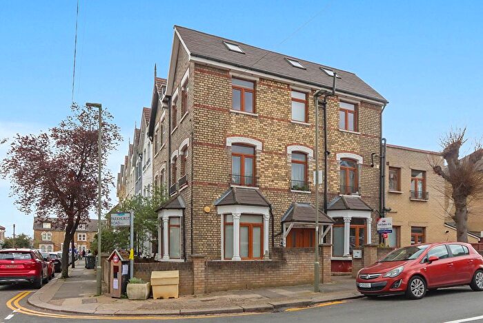 2 Bedroom Maisonette For Sale In Parkhurst Road, London, N11