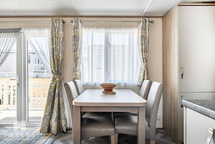 2 Bedroom Mobile/park Home For Sale In Durdle Door Holiday Park, West Lulworth, BH20 - Photo 9