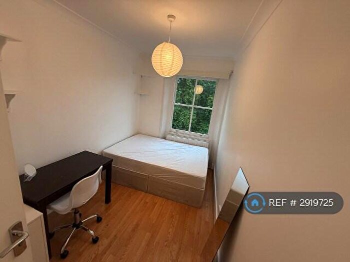 3 Bedroom Flat To Rent In Oakley Square, London, NW1