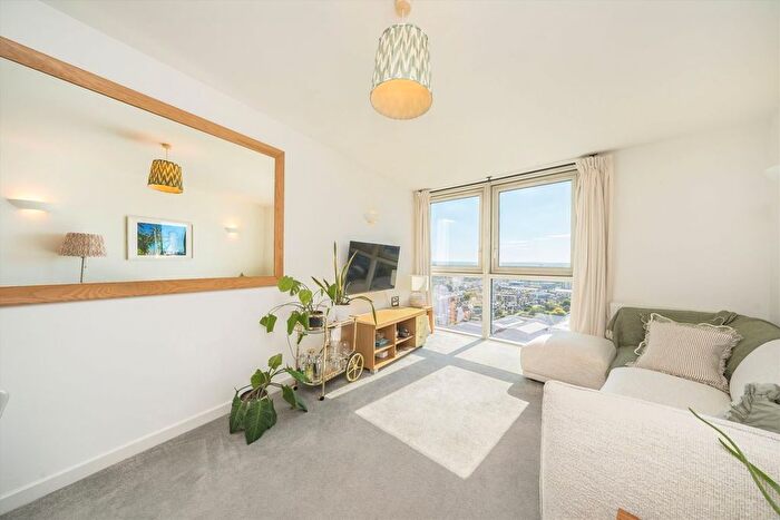 2 Bedroom Flat For Sale In Mapleton Road, Wandsworth, SW18