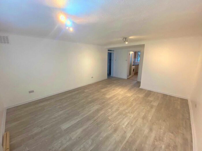 2 Bedroom Flat To Rent In Boreham Holt, Elstree WD6