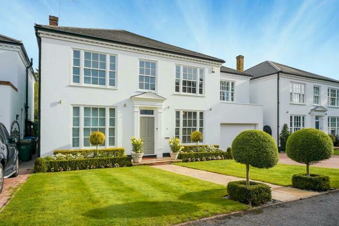 Detached House To Rent In Herons Croft, Weybridge, Surrey, KT13