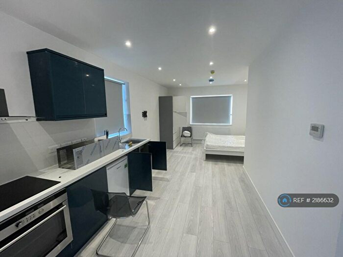 Studio To Rent In Wycombe Gardens, London, NW11
