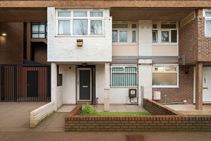 3 Bedroom Maisonette For Sale In Old Montague Street, London, E1