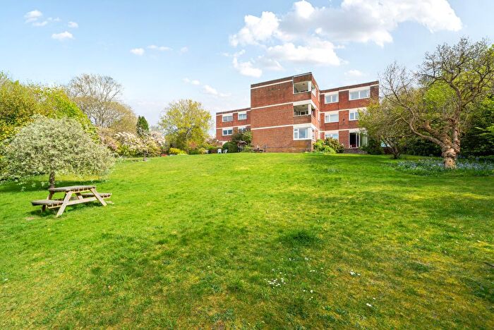 2 Bedroom Flat For Sale In Warren Road, Guildford, GU1
